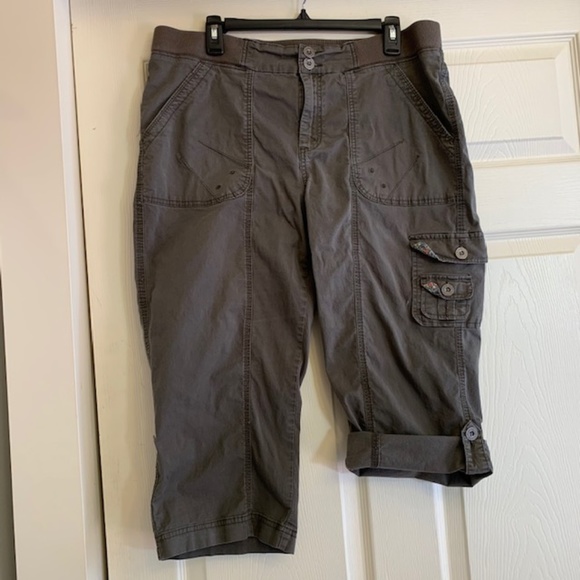 lee just below the waist capris